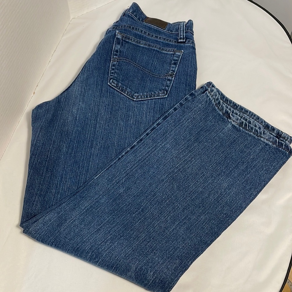 Lee Relaxed Fit Straight Leg High Rise Jeans. 10 short.